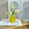Jarrón de carambola amarillo limón con narcisos 1