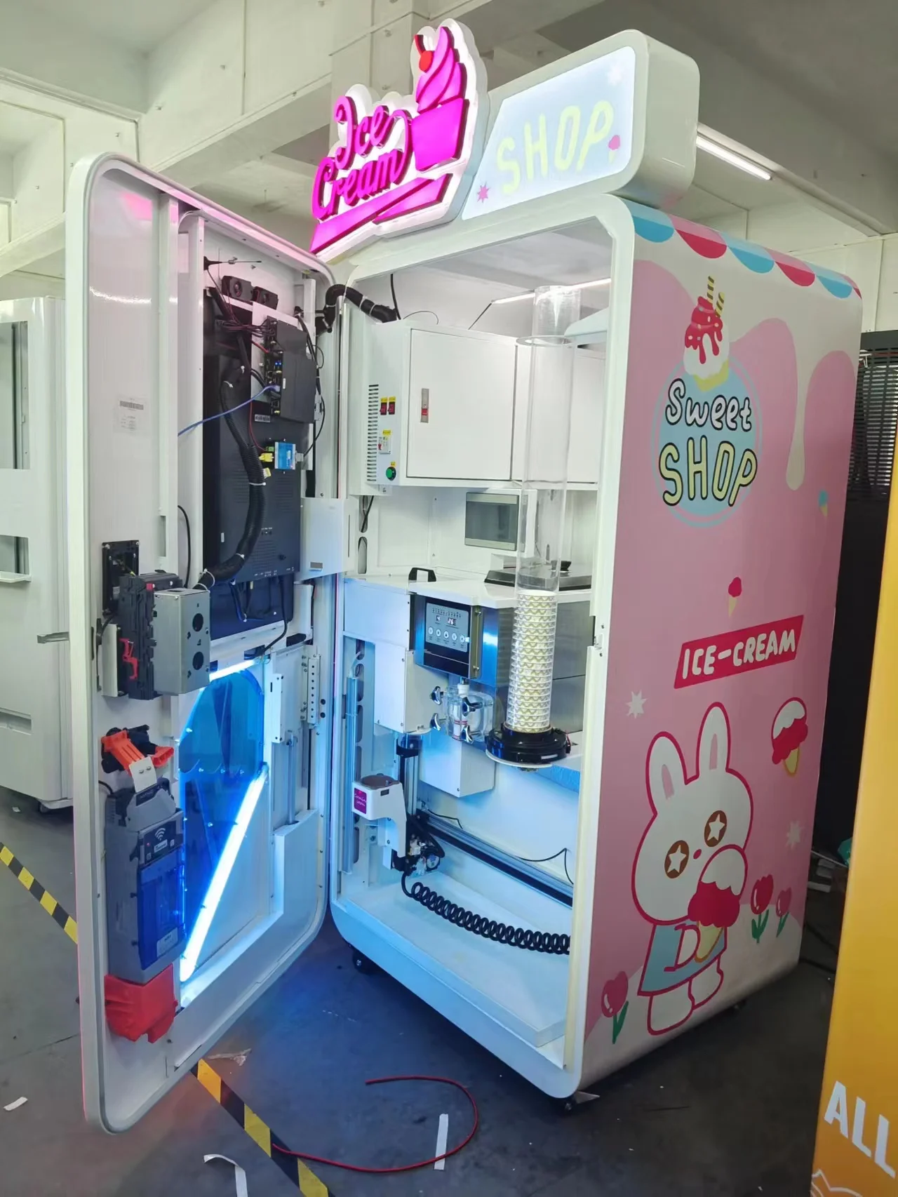 Ice Cream Vending Machine Fully Automatic Robot Frozen Yogurt Cone Machine Soft Serve Ice Frozen