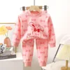 Set autunnale C07 con coniglietto rosa: maglietta e pantaloni.