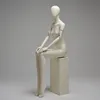 Colgante de piel clara en postura sentada de mano.