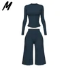 Completo blu scuro con top a maniche lunghe e pantaloni capri