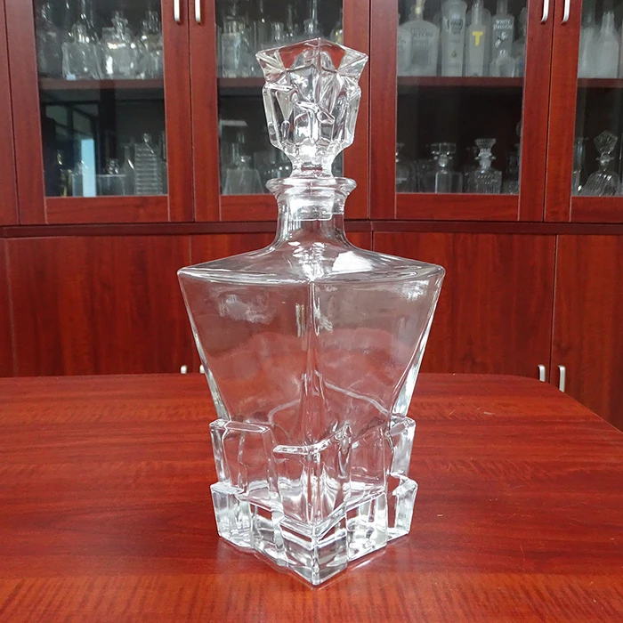 方形75cl 玻璃水晶威士忌酒瓶与玻璃封闭