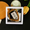 Bracelet exquis en bois de santal vert en boîte avec bordure dorée