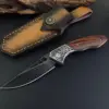 con un estuche de cuero