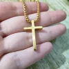 Collana con croce a gancio, angoli arrotondati.