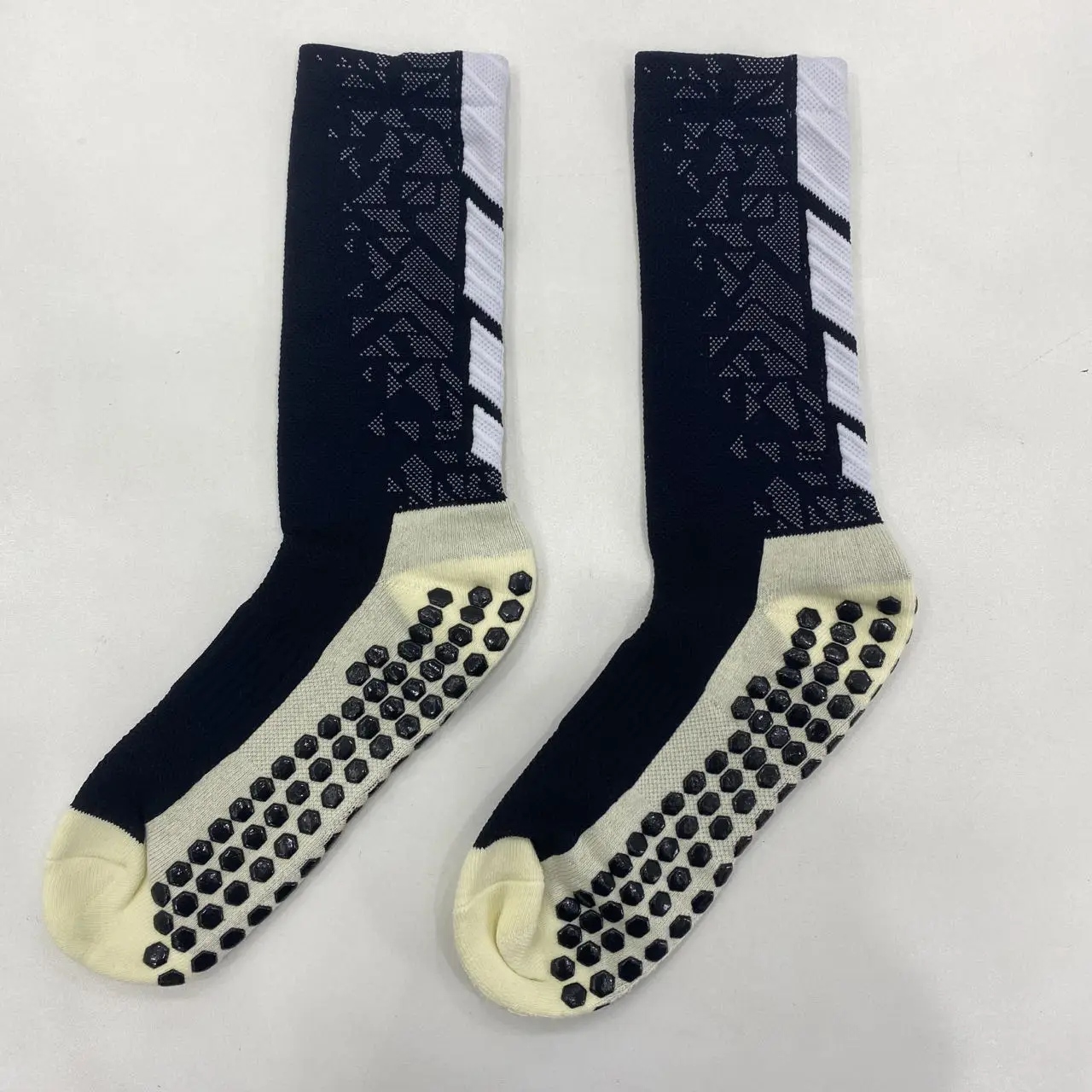 B82 Free Sample Sports Grip Socks Anti-slip Unisex Custom Logo Crew for Running Basketball Football Soccer details