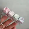 Suela transparente de cuatro botones con forma de corazón, rosa claro/rosa.