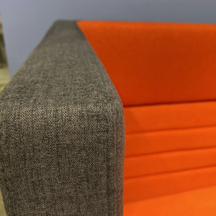 
 Диван-будка для интервью клиента  