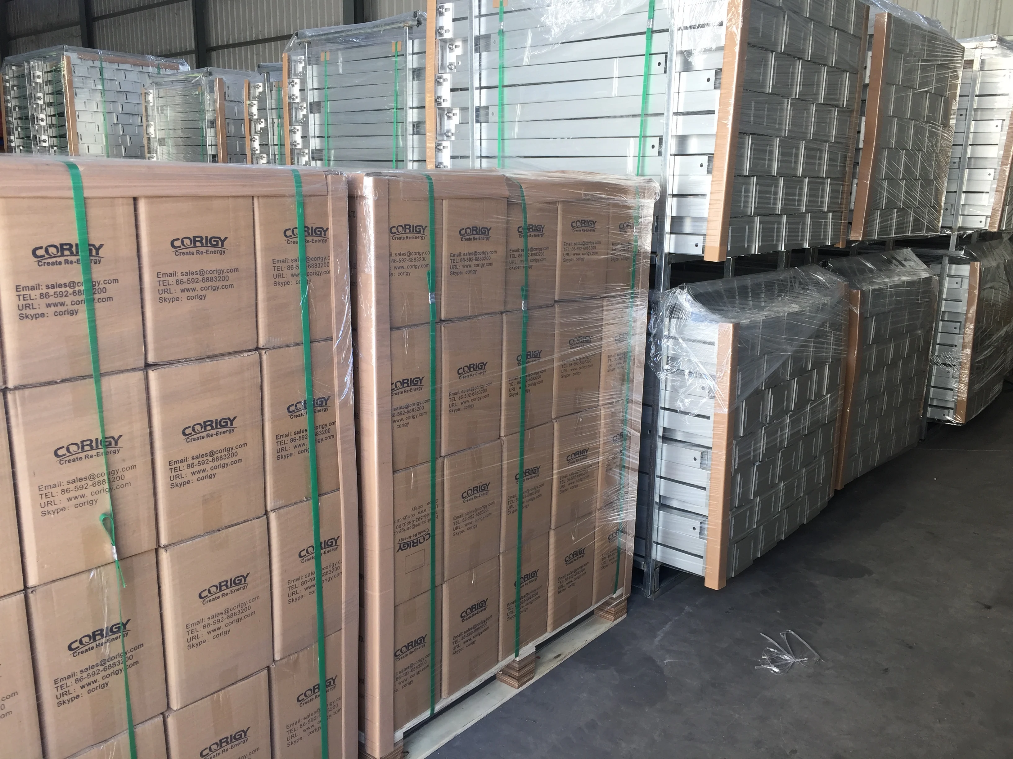 把组件放在纸箱里,把纸箱放在铁托盘上.