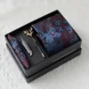 Conjunto de caja de regalo KK, color rojo vino y azul floral.