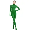 Verde [manos y pies unidos asomándose]