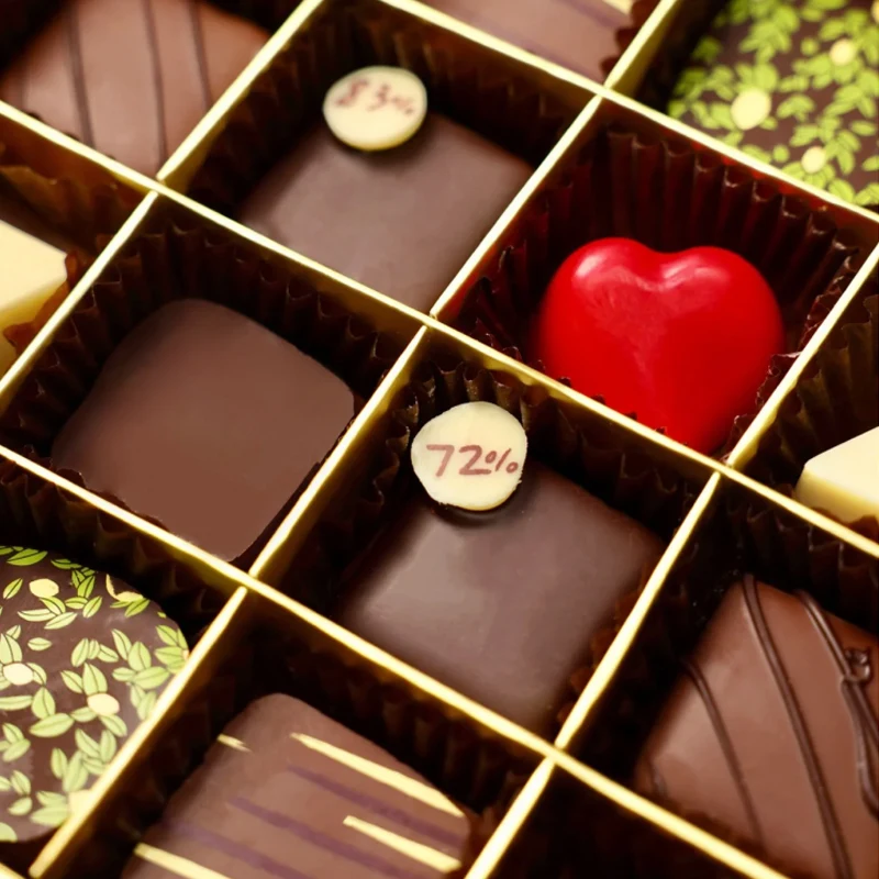 Custom Luxury Candy Sweet Packing Chocolate Gift Box Gold Paper Divider Inside Coffee Dessert Box Packaging