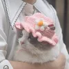 Gorro de punto con flores rosas