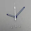 Agujas de reloj blancas y azules