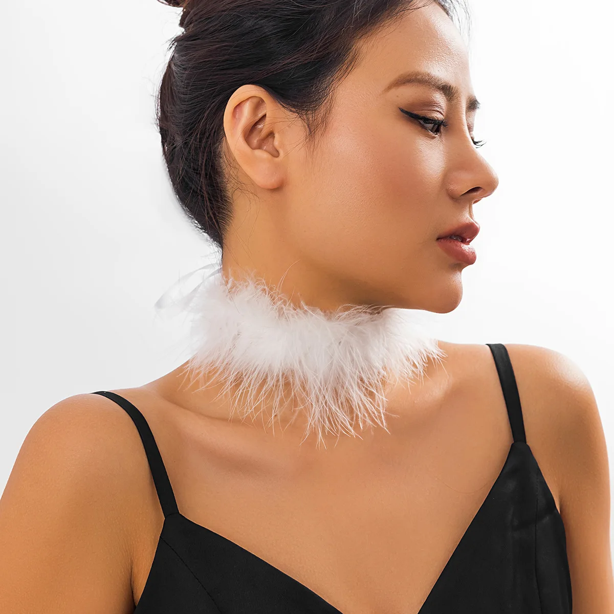 Fashion Gothic Feather Choker Necklace - Colorful Plush Accessory