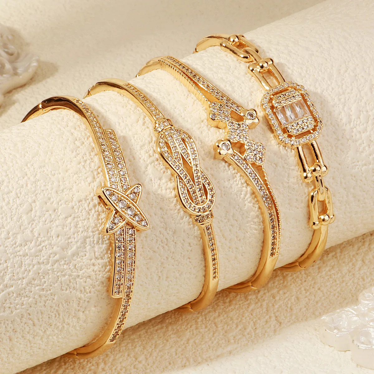 【GIVENCHY】4G スワロフスキー クリスタル 装飾 リング Givenchy G-Chain Crystal Ring | Neiman Marcus