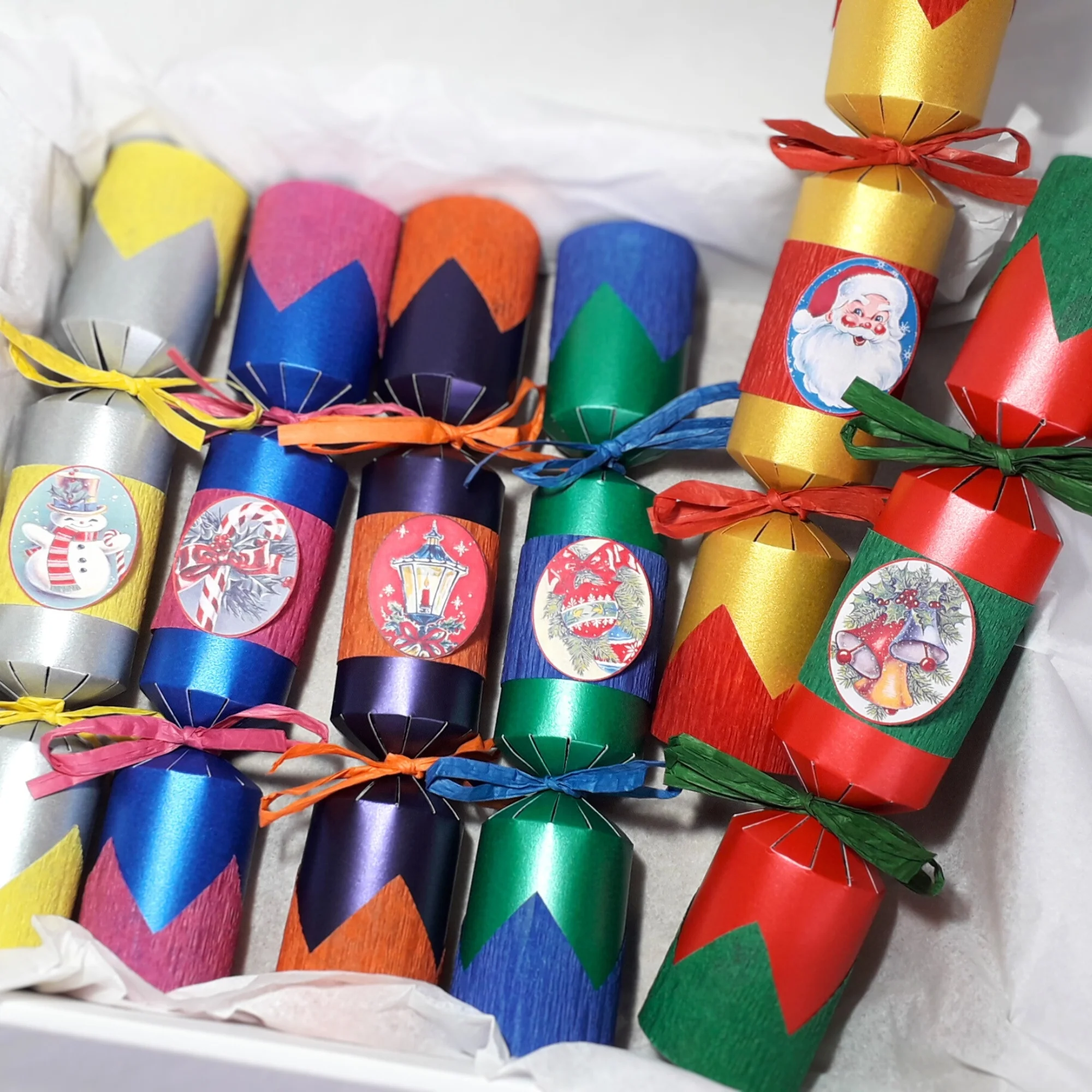 Factory Wholesale Handcrafted Retro Style Christmas Crackers Recyclable Crepe Paper Decorated Vintage Style Christmas Pictures