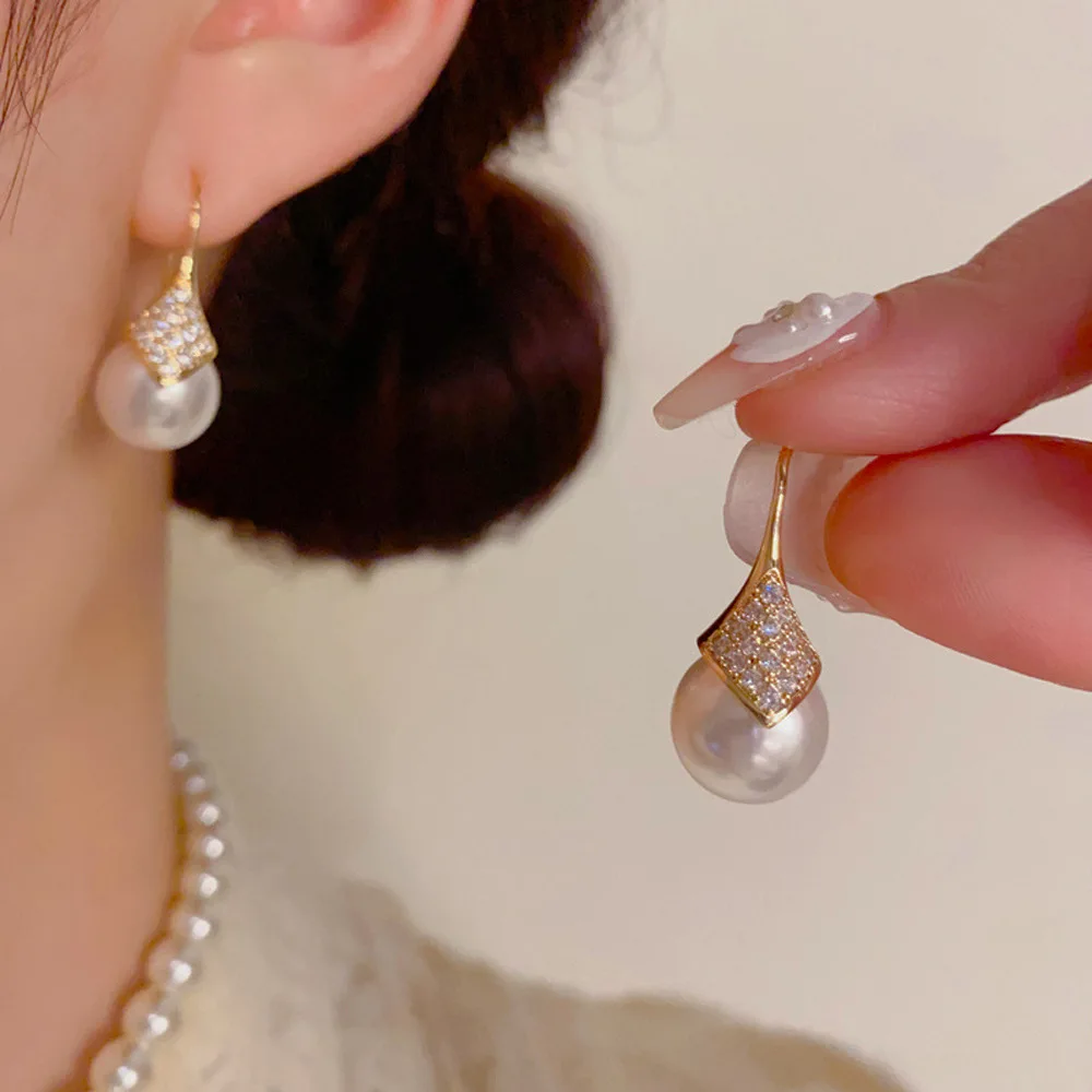 High-End Luxury Simple Elegant Stud Earrings Fashionable Gold Plated Zircon and Pearl Socialite Trending Jewelry