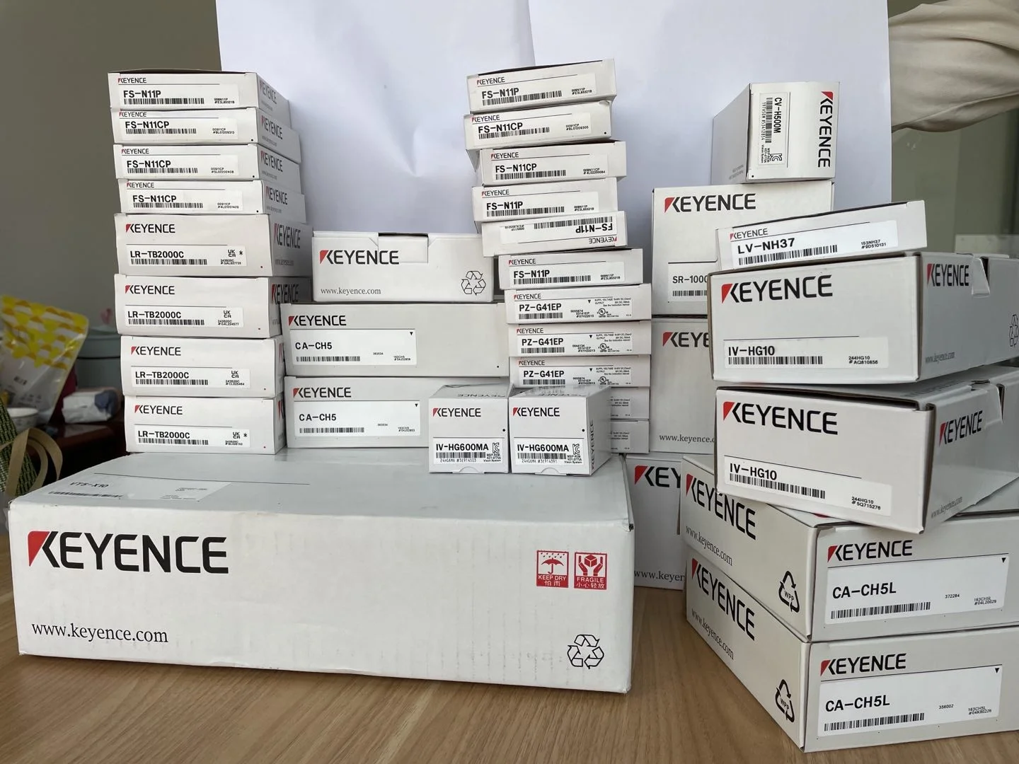 Keyence LR-TB2000C レーザー距離センサー クラス2 最大2m対応