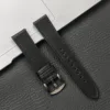Boucle noire, bracelet noir.