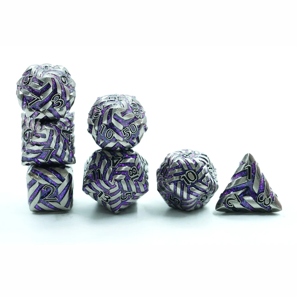 7-deler Polyedrisk Metallterningsett for DND-spill Zinklegering med lilla gnistrende mika stripe og svart tall