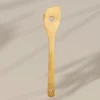 Pala de madera con orificio inclinado