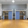 Cama alta azul con armario de doble puerta.