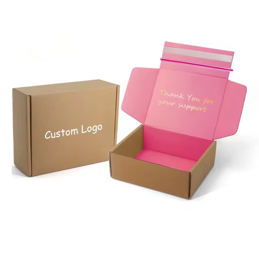 Individuelles Logo Wellpappe Versand- und Briefkartenkarton Klebestreifen Öffnung Postal Selbstklebender Versandkarton für Schuhe und Kleidung