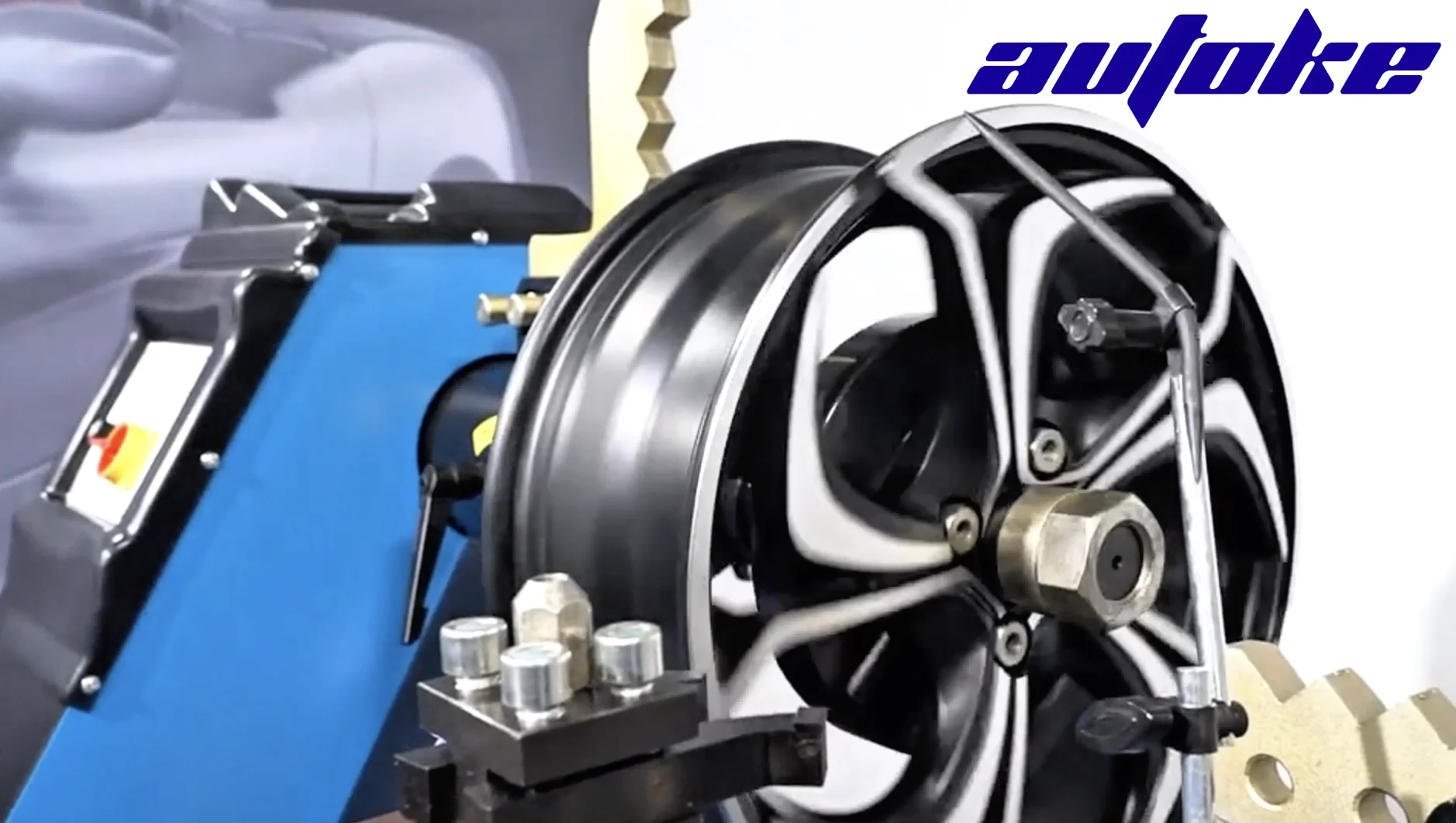 Semi-Automatic Wheel Straightening Machine with 10-26 Inch Wheel Hub Range 10t Hydraulic Pressure and 1.5KW Power