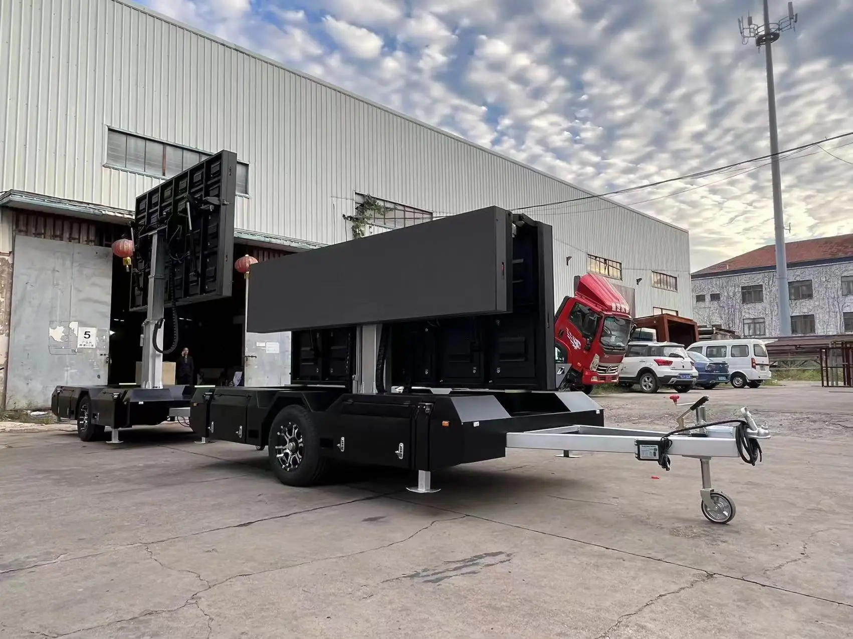 Energy Saving Mobile Led Display P4 P5 P6 Advertising Led Billboard Trailer Led Screen with Solar Panels and Battery