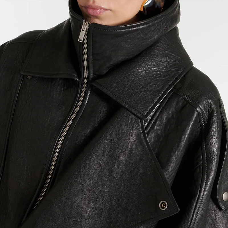 Жаңа, ауыр жұмыс істелген, ескірген стильдегі, еркін киілетін жағасы бар, біртұтас таза етіктен жасалған мотоциклшілерге арналған және күзгі маусымға арналған әйелдерге арналған жағалық