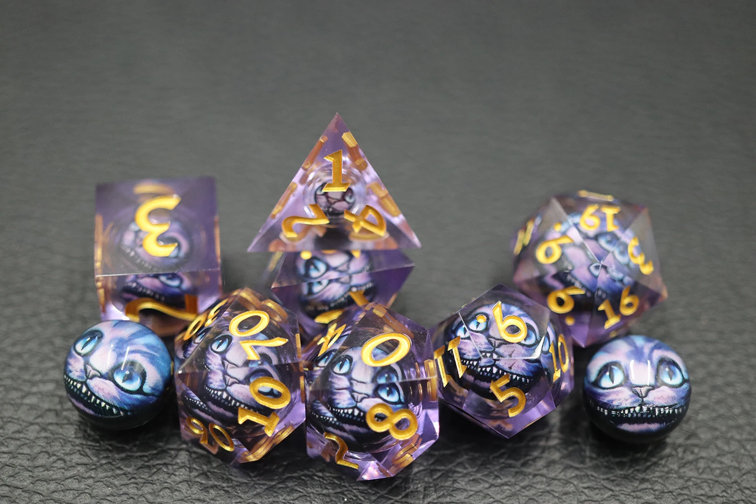 Wholesale Bulk 7Pcs Polyhedral Purple Cat Face Dice Set Transparent Resin with Gold Number D4-D20 Sharp Edge supplier