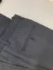 Gris oscuro