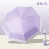 Top morado con borde blanco.