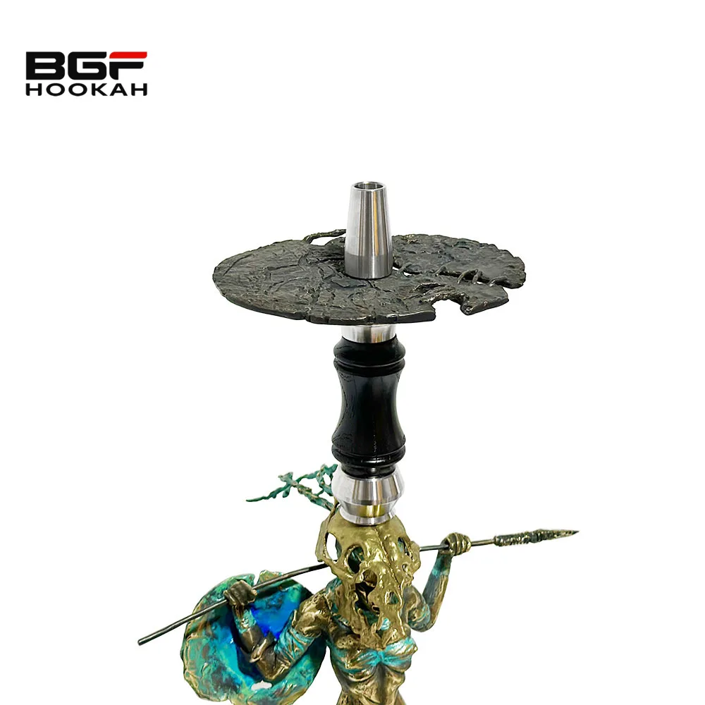 Korgazma ishtirokchilari kochada otkinchilarning oldida jinsiy olatni sorishadi.