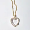 Collar con caja vacía de oro y botón de diamante en forma de corazón.