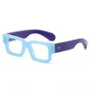 Cornice blu trasparente con scaglie bianche