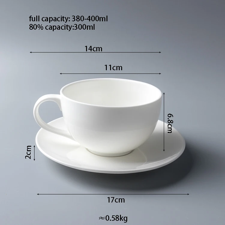 Tazza Da The Inglese Con Il Piattino, La Porcellana Fine Della Di Osso E Un Metronomo Per Musica Su Uno Strato 132848281