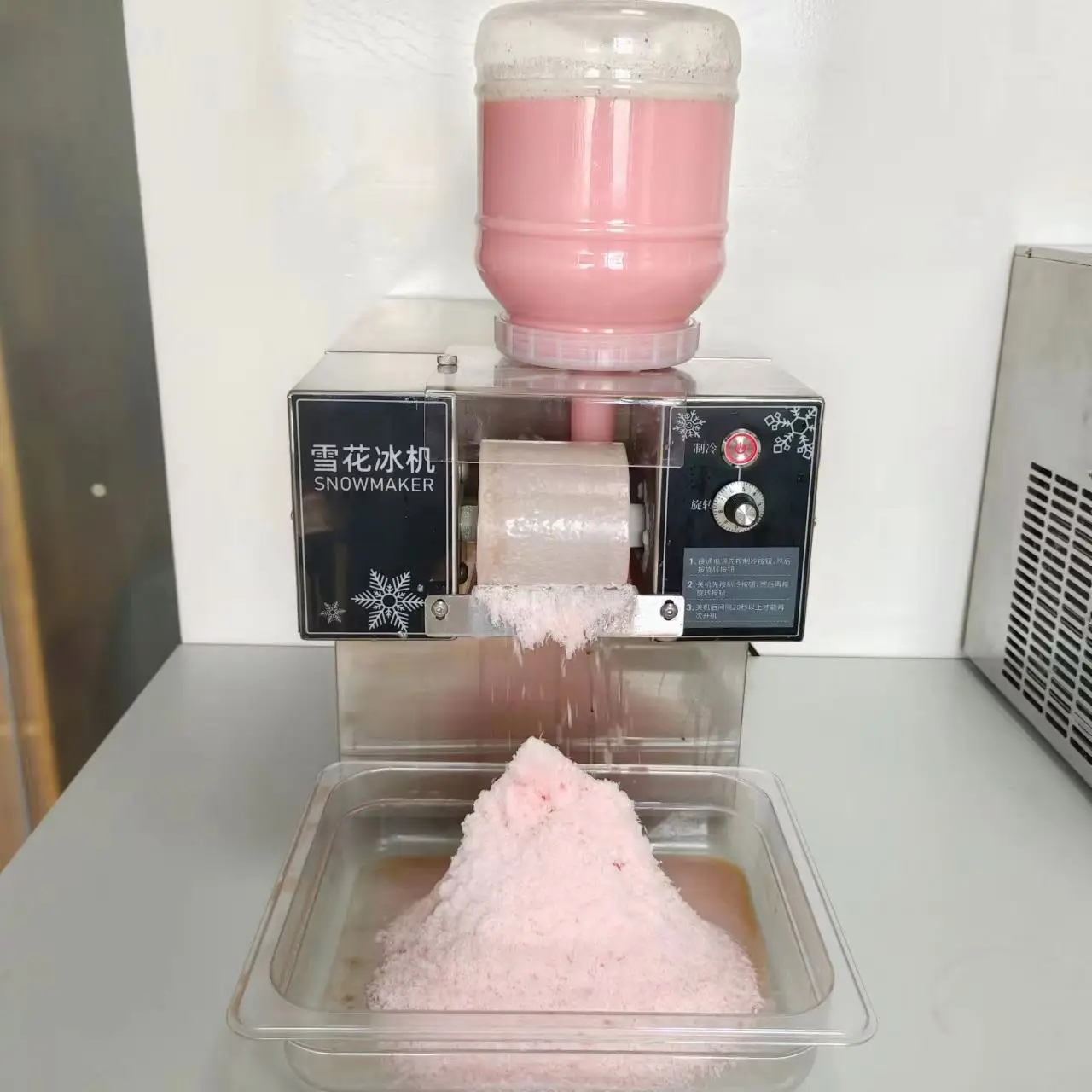 110V 220V 900W Europe Snowflake Ice Machine Korea Bingsu 180kg/Day