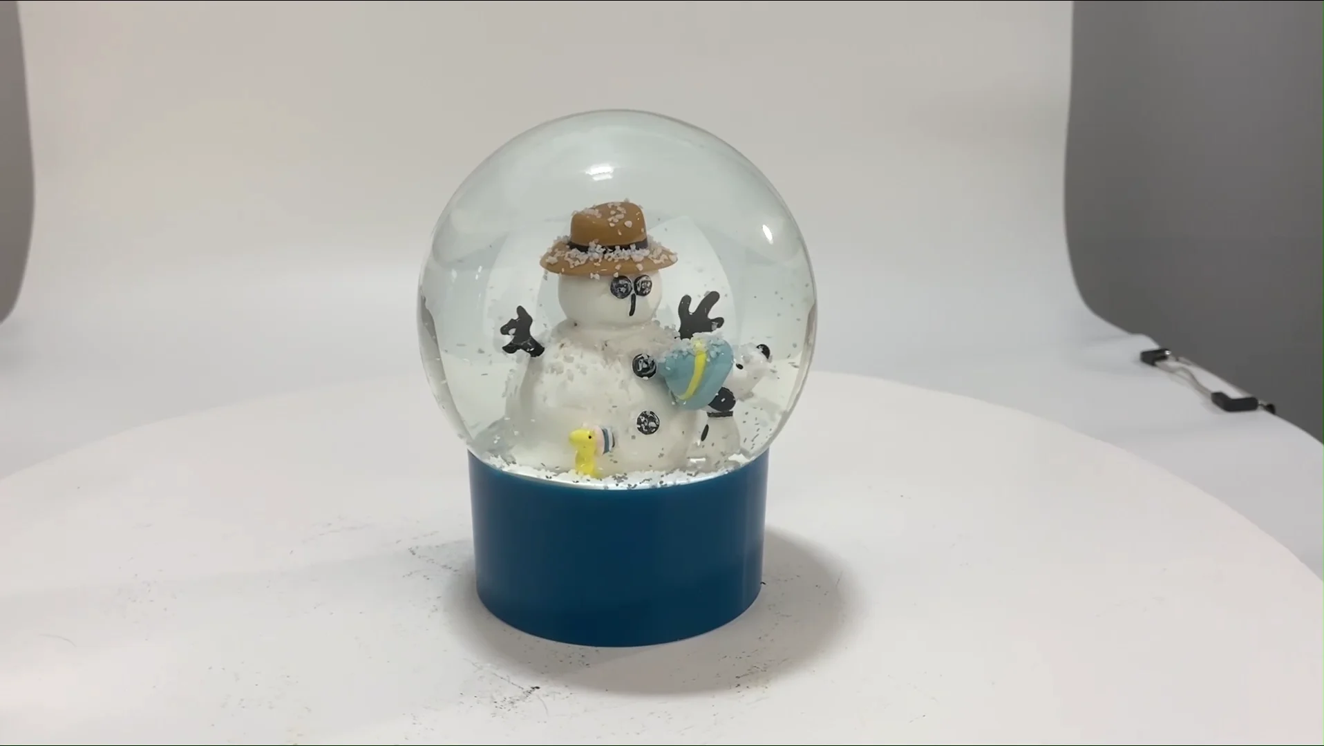 White Resin Snowman Christmas Snow Globe With Blowing Snow Custom