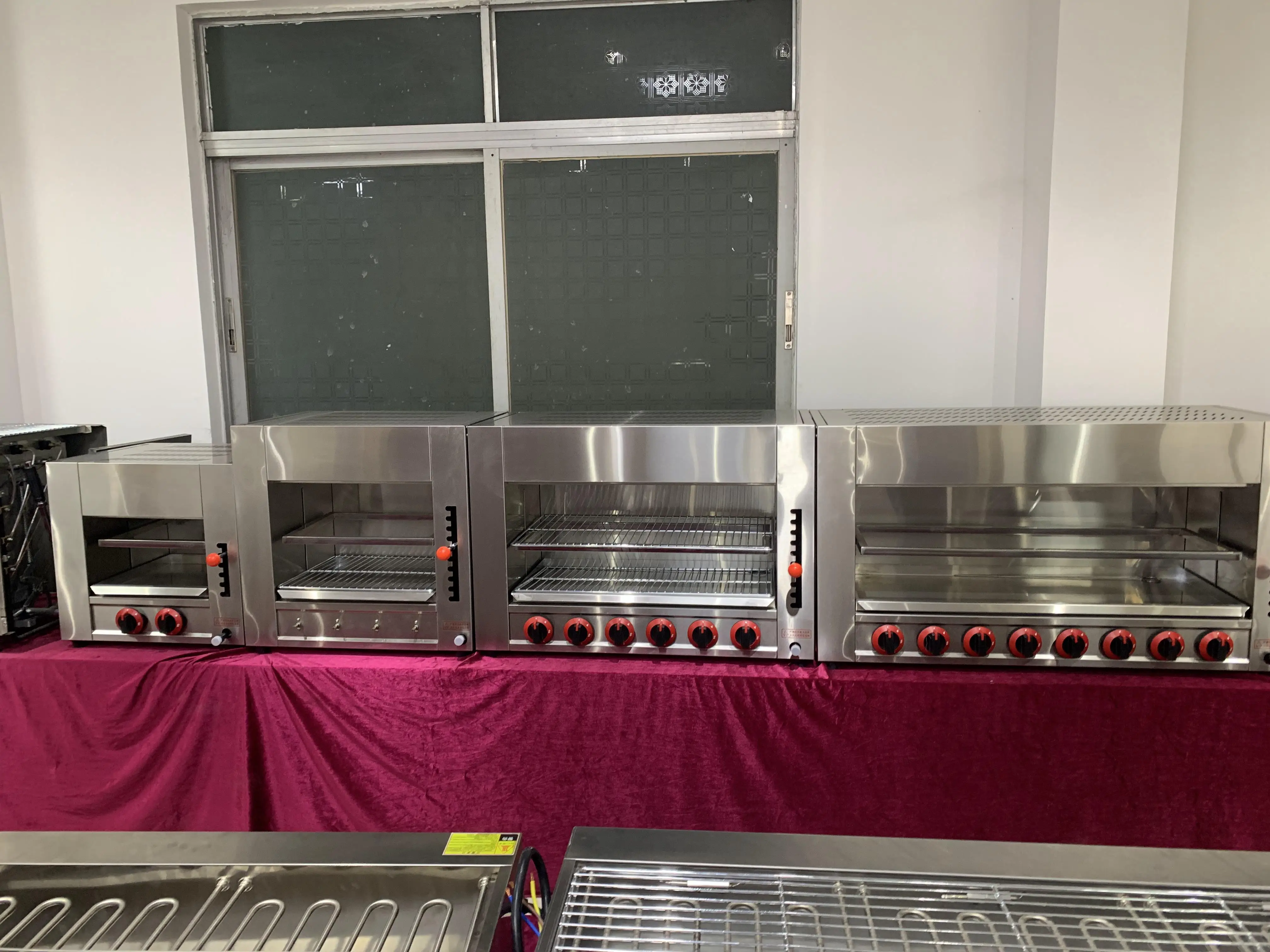 Automatic Gas Shawarma machine with 4 burners stainless steel shawarma grill machine, kebab grill machine with cabinet manufacture