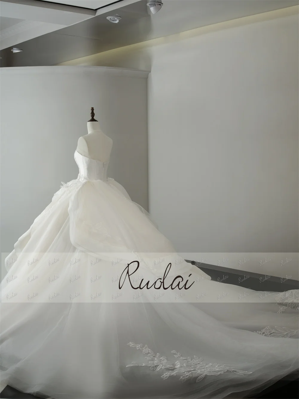 Ruolai ZW00350 Royal Train Sleeveless Straight Neck 3D Appliqued Tulle Big  Puffy Ball Gown Wedding Dresses| Alibaba.com