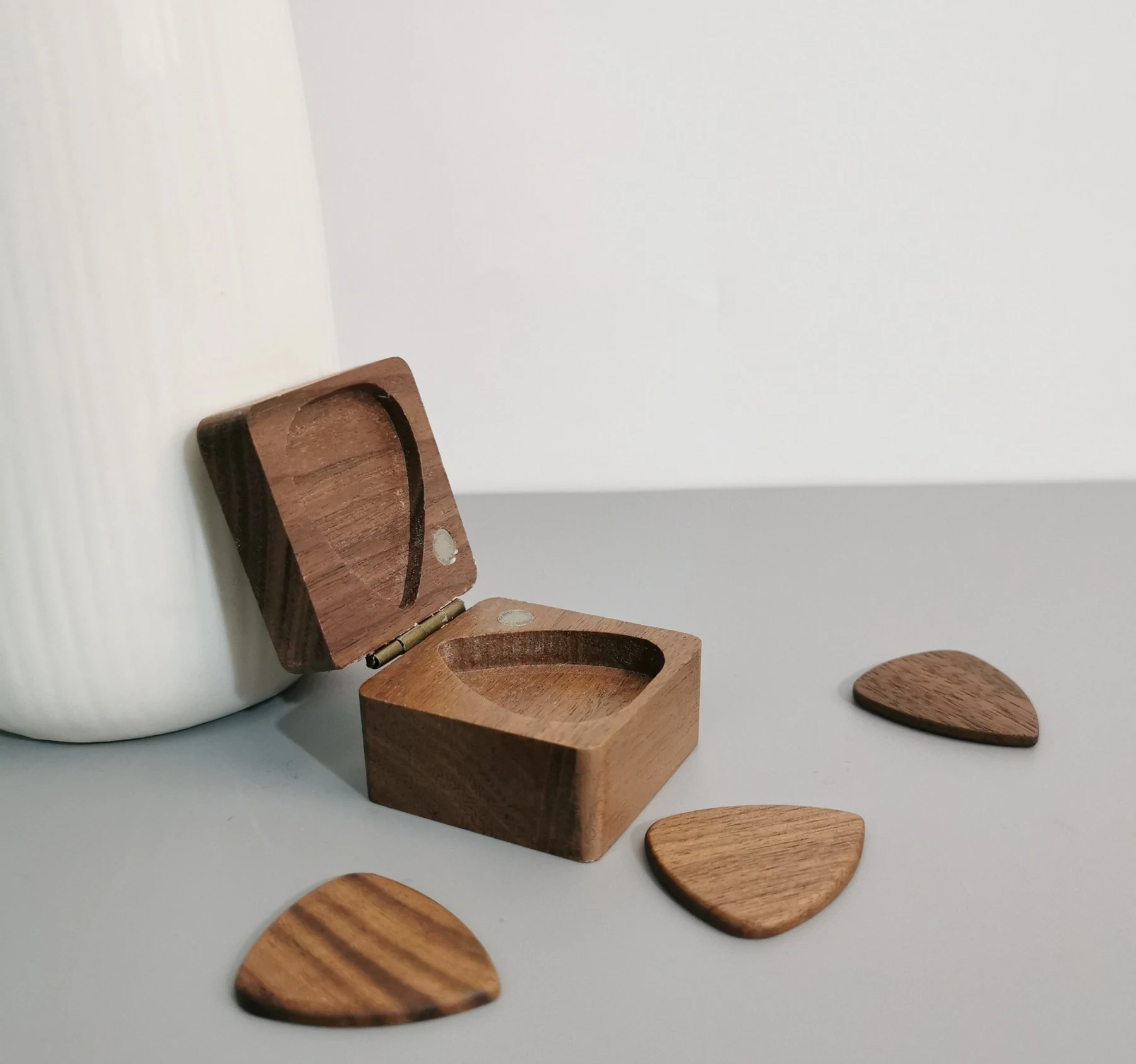High Quality Wooden Acoustic Guitar Pick Box Guitar Bass Wood Guitar