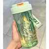 Taza de té verde con asa de cuerda.