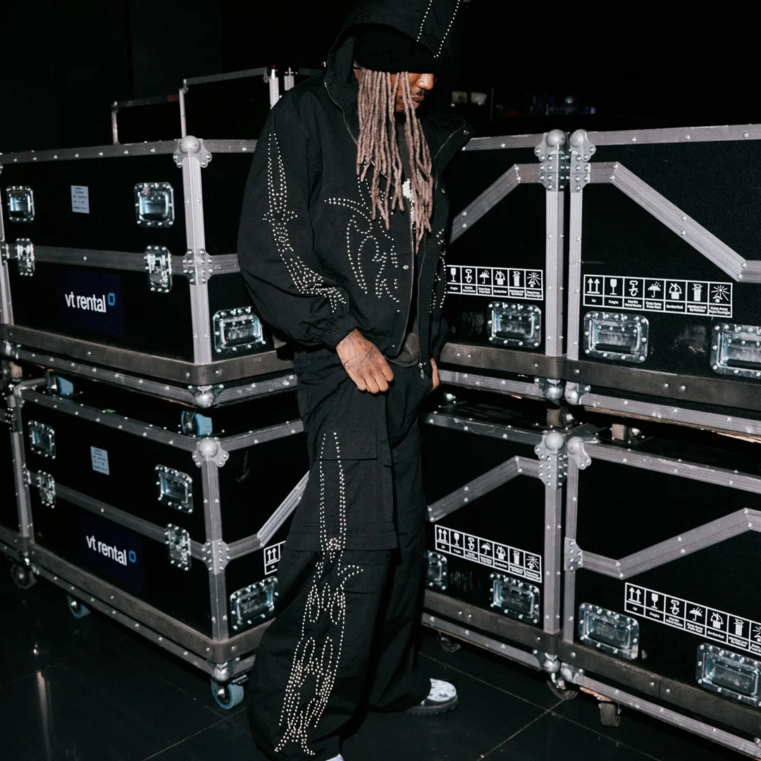 Tilpasset streetwear-tracksuit med nogle riveklitter til hip-hop-stil i sort for mænd: tilpasseligt bomulds-sports-to-delts sæt – OEM-grossist