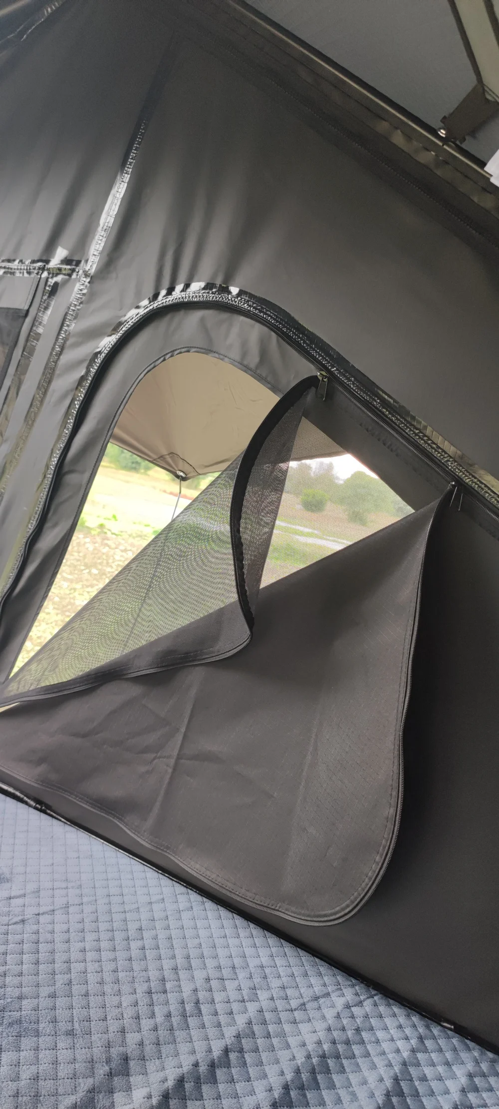 Outdoor Storage 2-3 Person Hard Shell Roof Top Tent with 420D Oxford Fabric and X Hinge Design