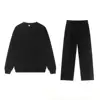 Conjunto de sudadera negra de cuello redondo y pantalón de pierna recta