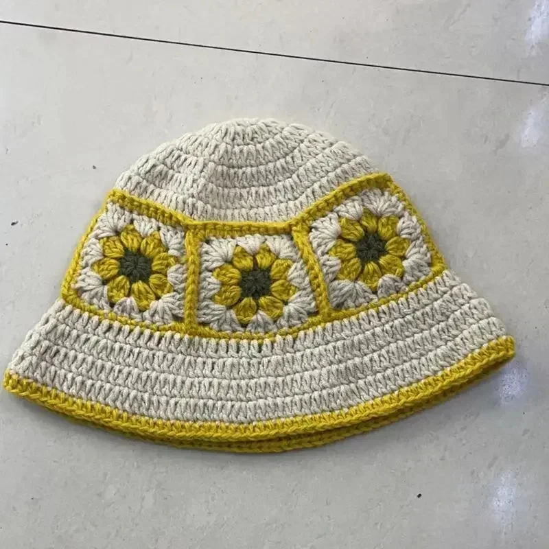 Женская вязаная шапка