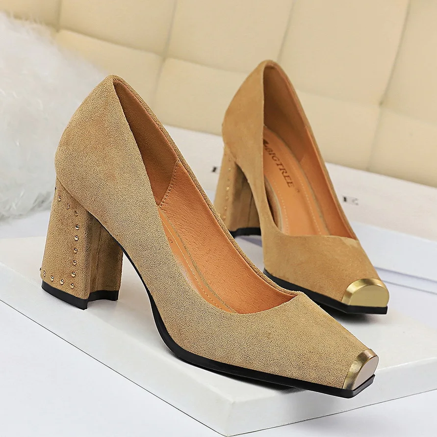 时尚欧式女士办公鞋大号尖头拼接鞋女厚跟专业女
