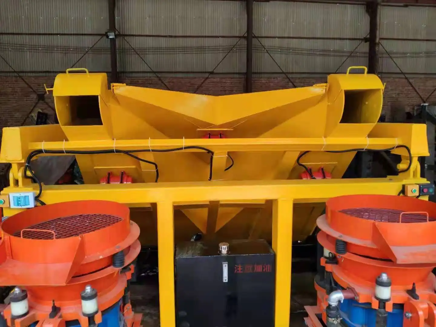 China Factory Arm Robot Shotcrete Machine Concrete Gunite Truck Concrete Spraying Truck for Sale